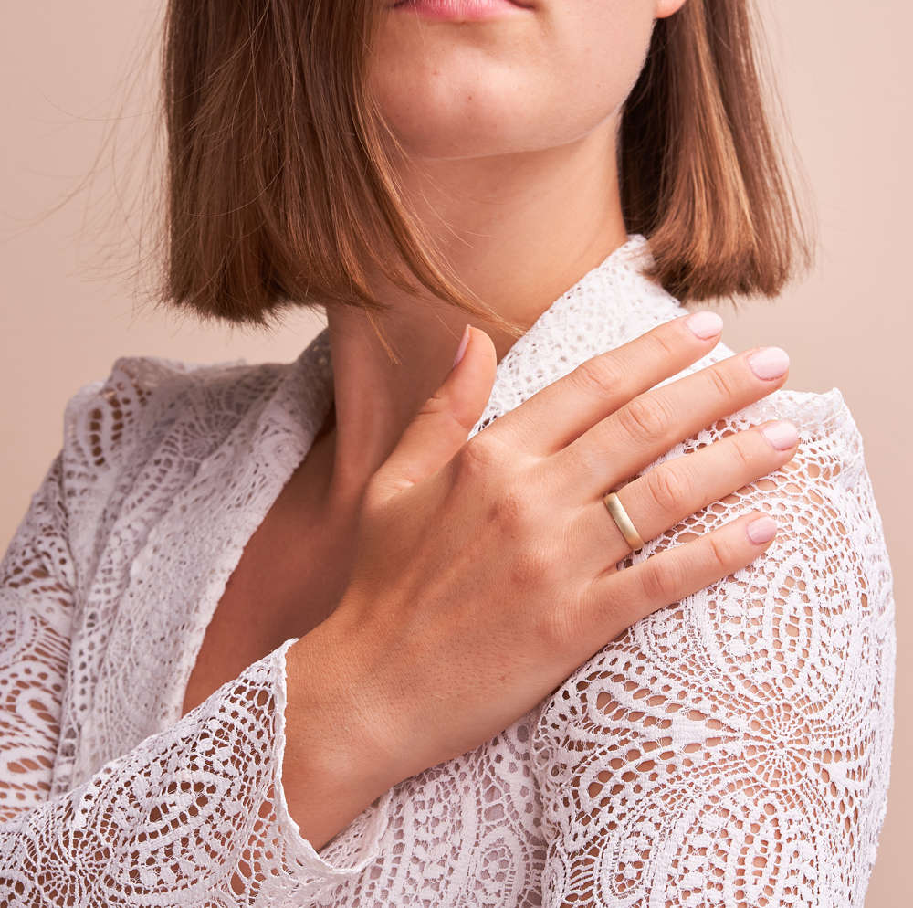 Aufnahme von Gelbgold Eheringen in 4 mm und sandmatter Oberfläche auf Hand