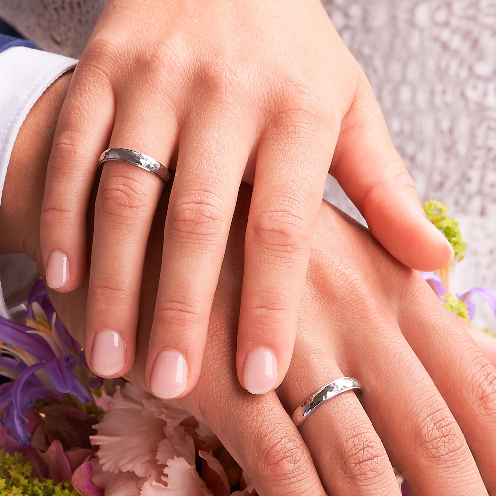 Aufnahme von gehämmerten Stahl Eheringen mit Diamanten auf Hand