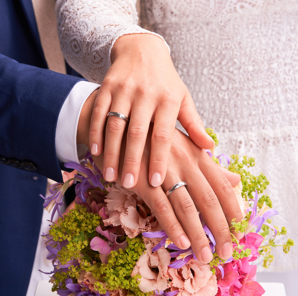 Aufnahme von gehämmerten Stahl Eheringen mit Diamanten auf Hand