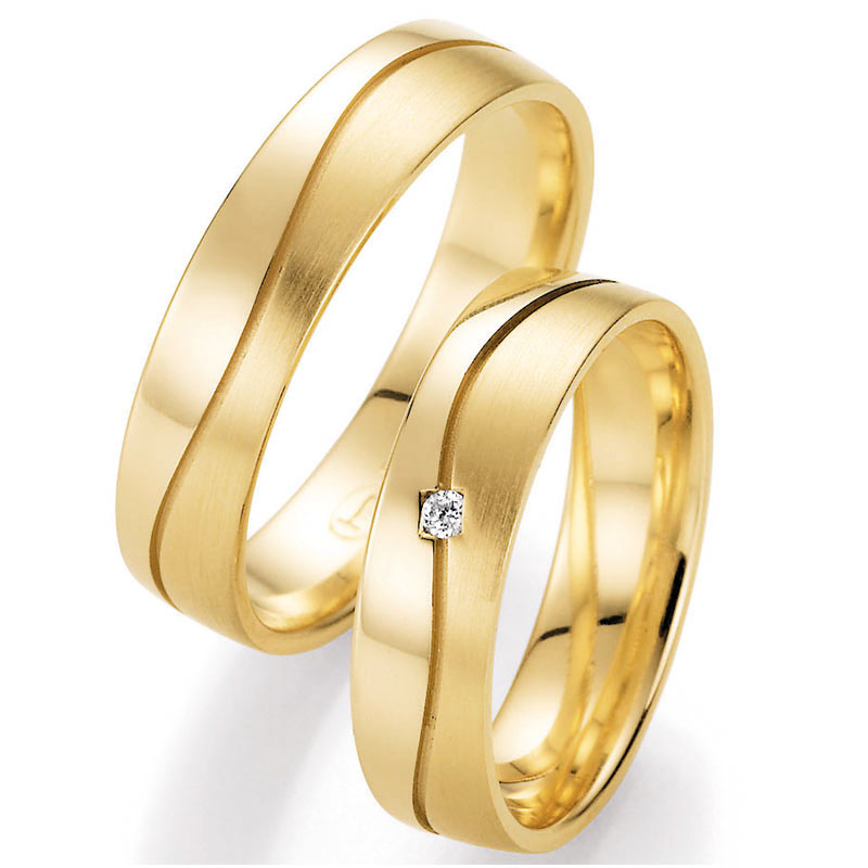 Formvollendete Fair Trade Gelbgold Eheringe mit Diamanten in einer Rille  121042