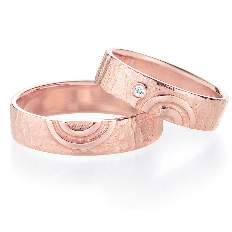 Markante Roségold Eheringe mit Kreismuster und Diamant 4560006