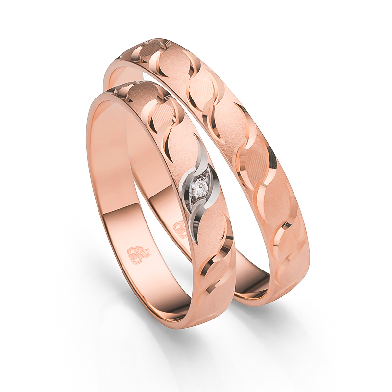 Aufnahme der Eheringe aus Roségold sandmatt mit Kerbendekor und Rhodinierung unter Diamanten