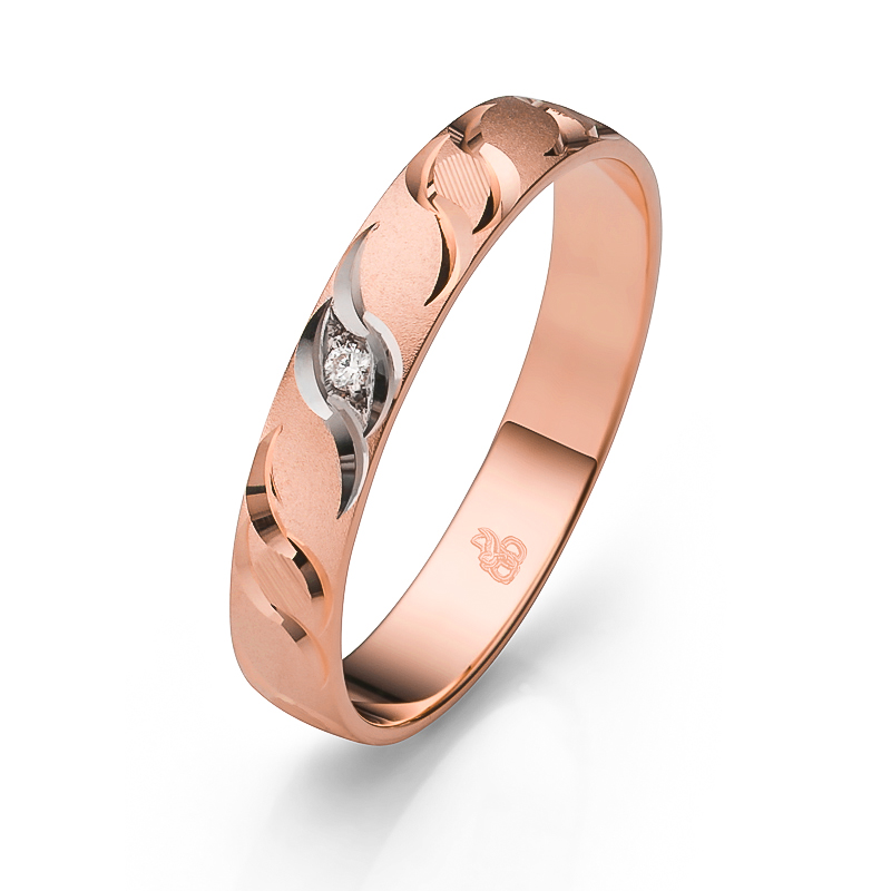 Aufnahme des Eherings aus Roségold sandmatt mit Kerbendekor und Rhodinierung unter Diamanten