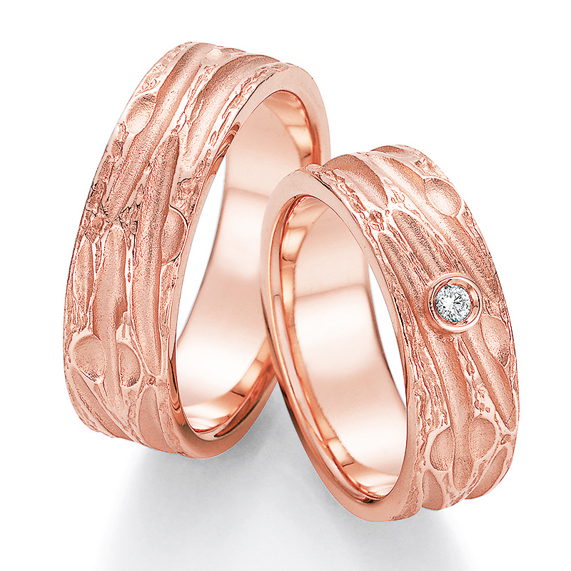  	Aufnahme der Roségold Eheringe mit Struktur und Diamanten 