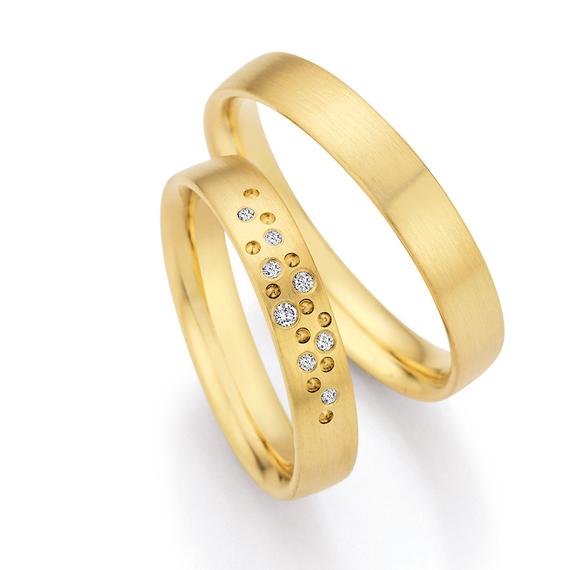 Gelbgold Eheringe in einer Längsmattierung mit Sternenhimmel Look Diamanten