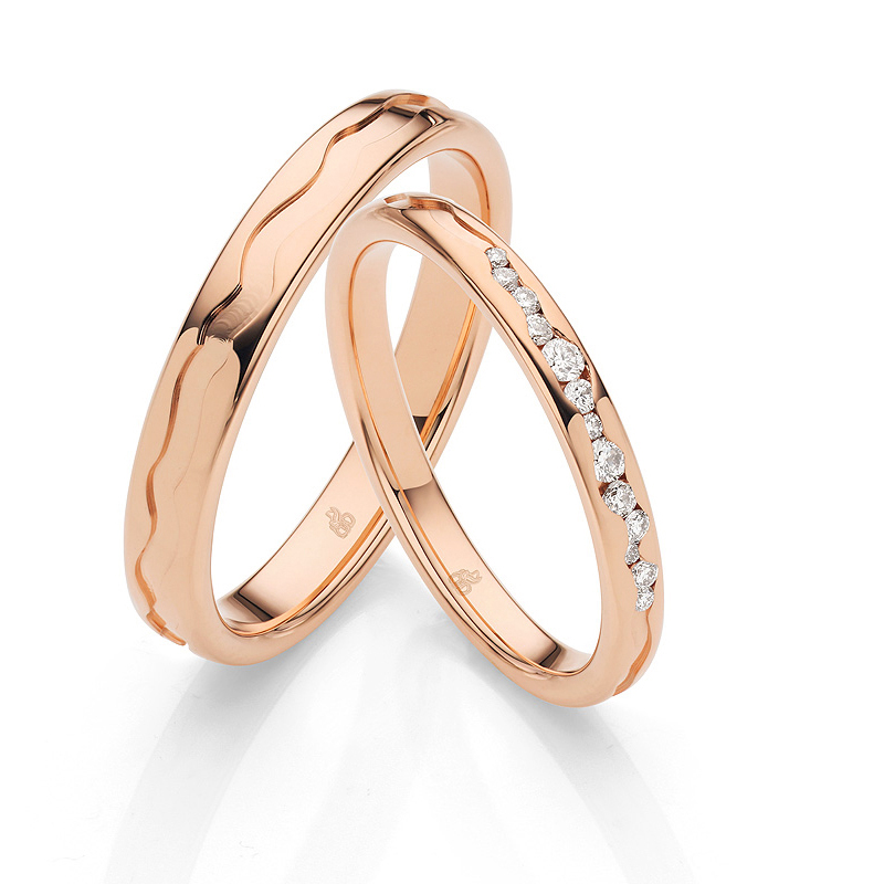 Eheringe aus Roségold mit markanter Rille und 13 Diamanten