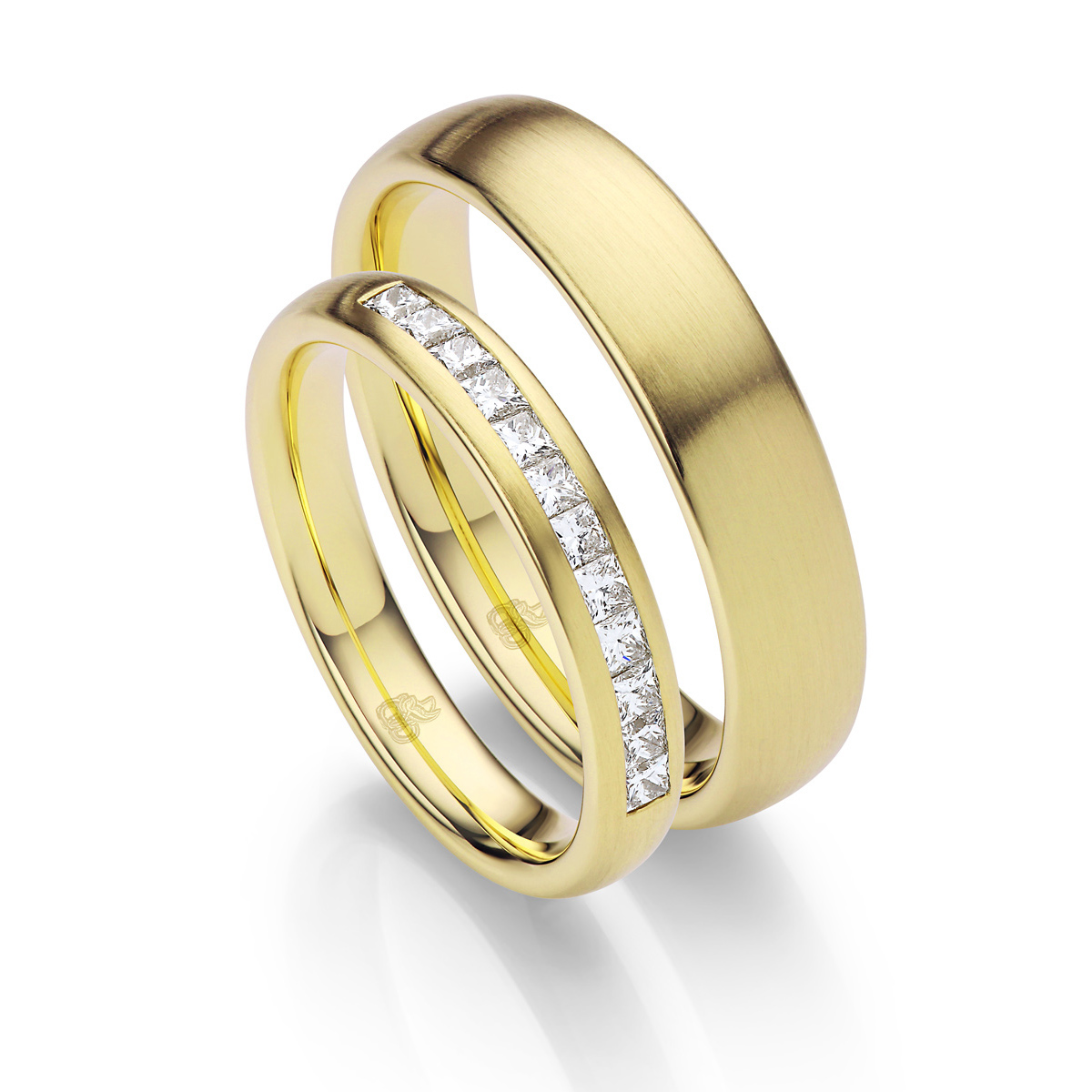 Mattierte Eheringe aus Gelbgold mit Diamanten Princess Cut