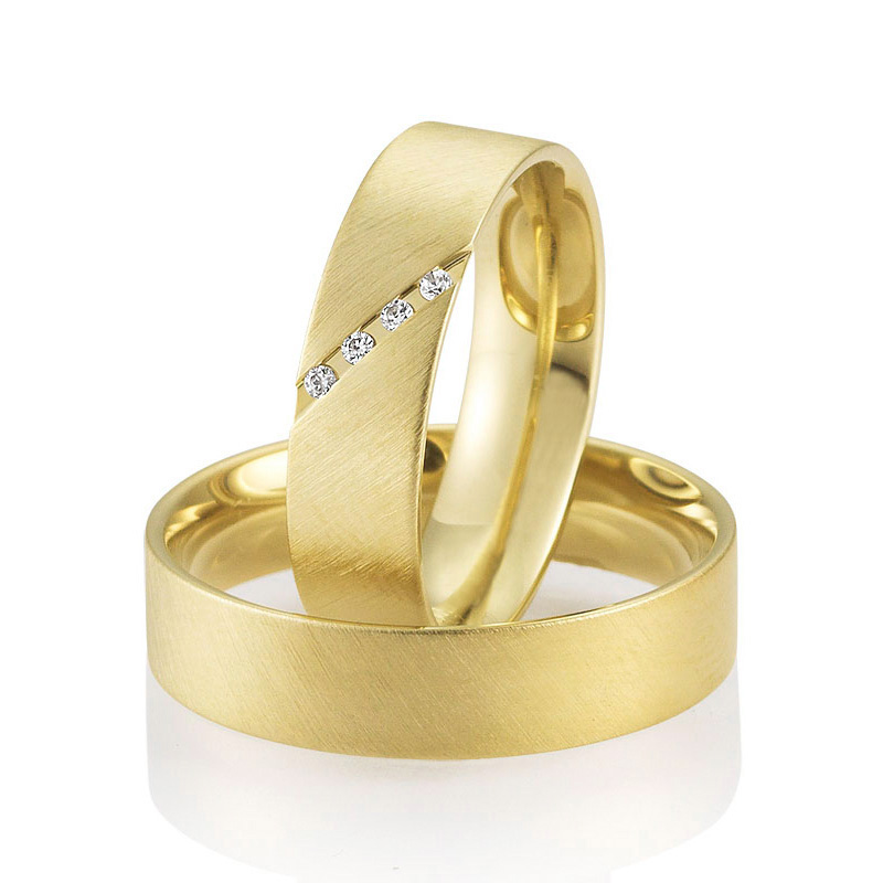 Gelbgold Eheringe mit 4 Diamanten und strichtmatter Oberfläche