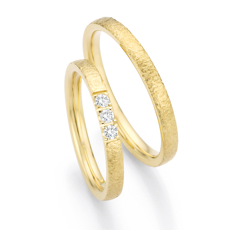 Eheringe aus Gelbgold mit 3 Diamanten