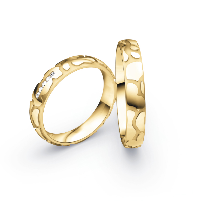 Aufnahme der Gelbgold Eheringe mit Animal-Style Design und 5 Diamanten