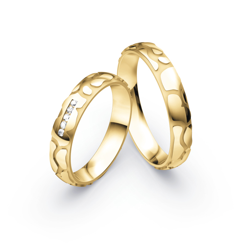 Aufnahme der Gelbgold Eheringe mit Animal-Style Design und 5 Diamanten