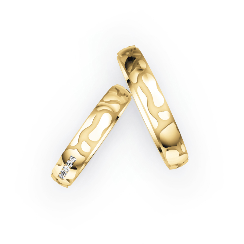 Aufnahme der Gelbgold Eheringe mit Animal-Style Design und 5 Diamanten