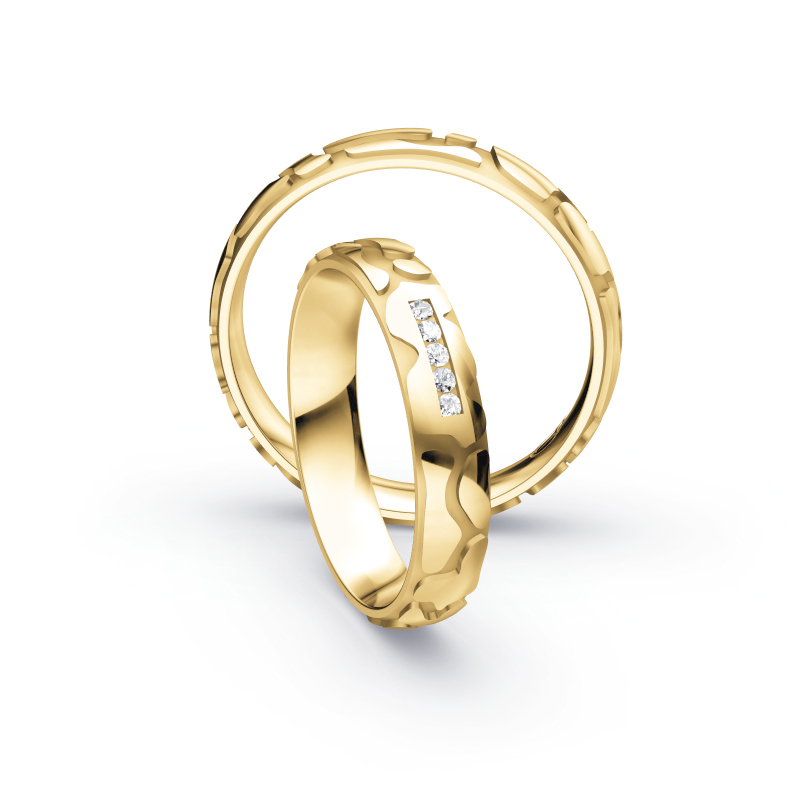 Aufnahme der Gelbgold Eheringe mit Animal-Style Design und 5 Diamanten