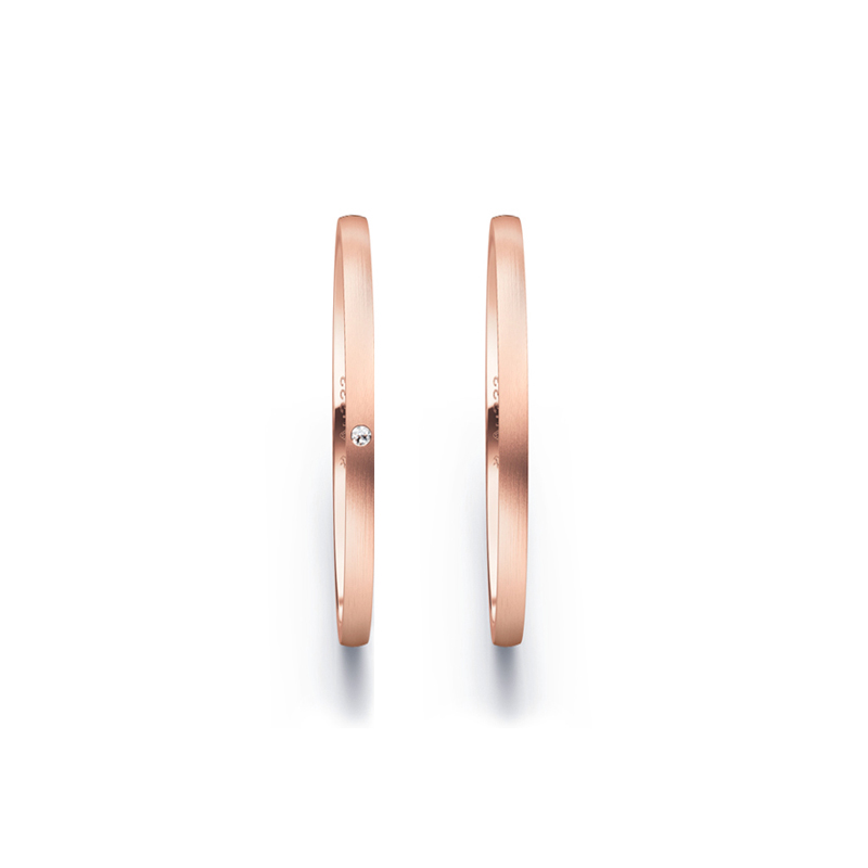 Aufnahme von schmalen Eheringen aus Rosegold in 1,5 mm Breite mit Längsmattierung und Diamant