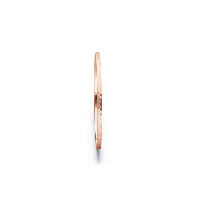 Aufnahme von schmalen Ehering aus Rosegold in 1 mm Breite mit Hammerschlag