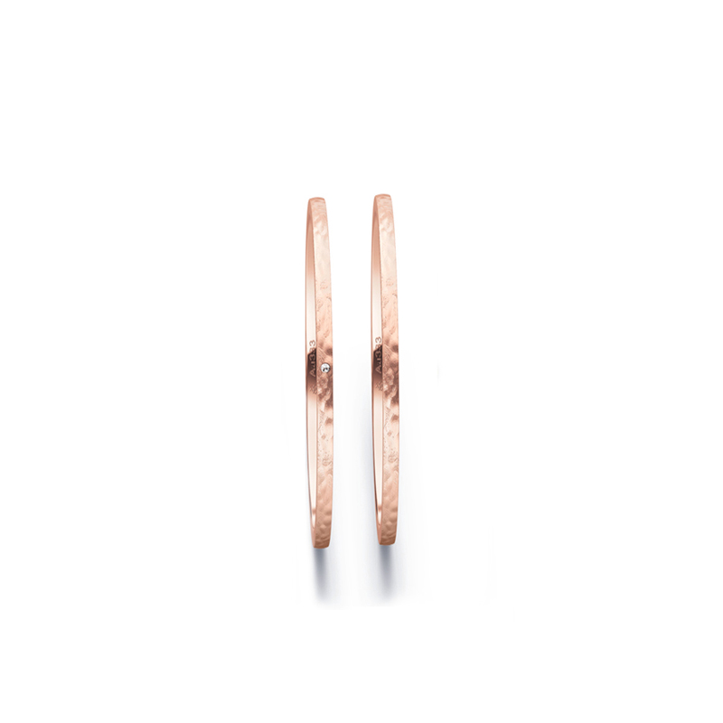 Aufnahme von schmalen Eheringen aus Rosegold in 1 mm Breite mit Hammerschlag und Diamant 