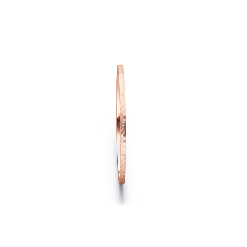 Aufnahme von schmalen Ehering aus Rosegold in 1 mm Breite mit Hammerschlag und Diamant 