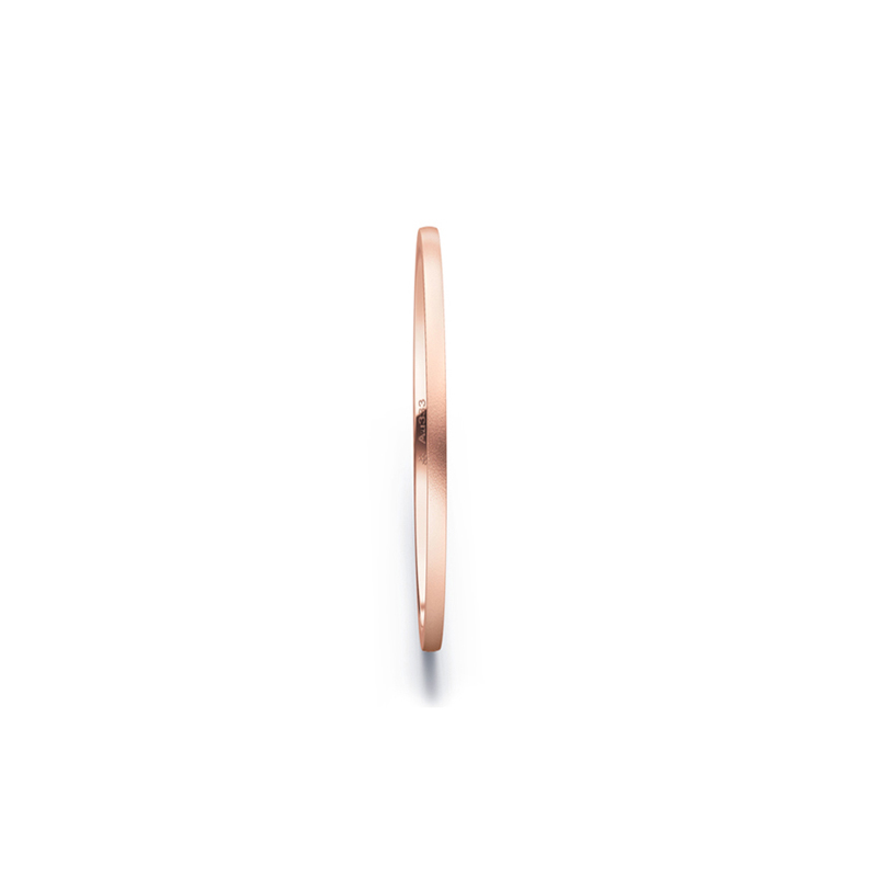 Aufnahme von schmalen Ehering aus Rosegold in 1 mm Breite mit Sandmattierung 