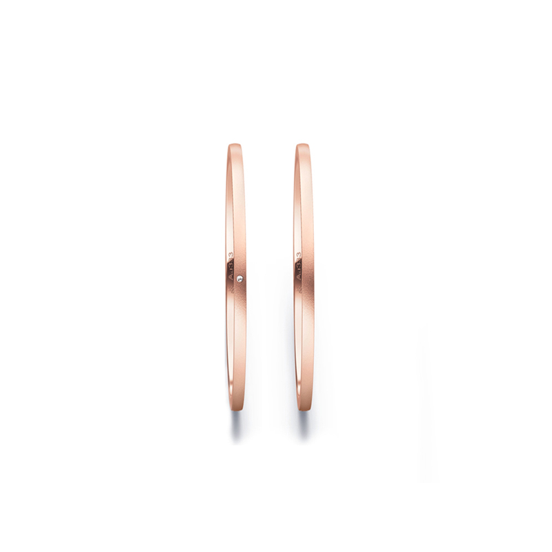 Aufnahme von schmalen Eheringen aus Rosegold in 1 mm Breite mit Diamant und Sandmattierung 