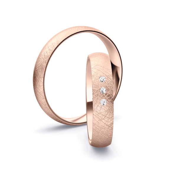 Aufnahme von eismattiert Rosegold Eheringen mit vielen Diamanten in 4 mm Breite