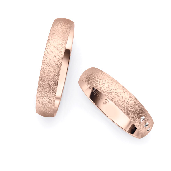 Aufnahme von eismattiert Rosegold Eheringen mit vielen Diamanten in 4 mm Breite