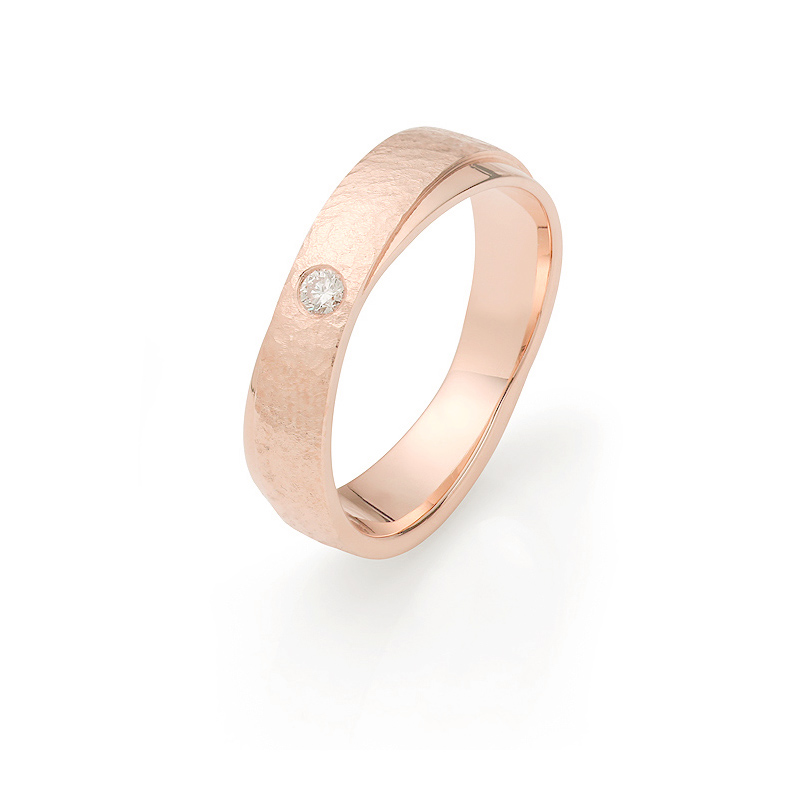 Aufnahme von  Rosegold Eheringen mit gehämmerter und polierter Flächen und Diamant 