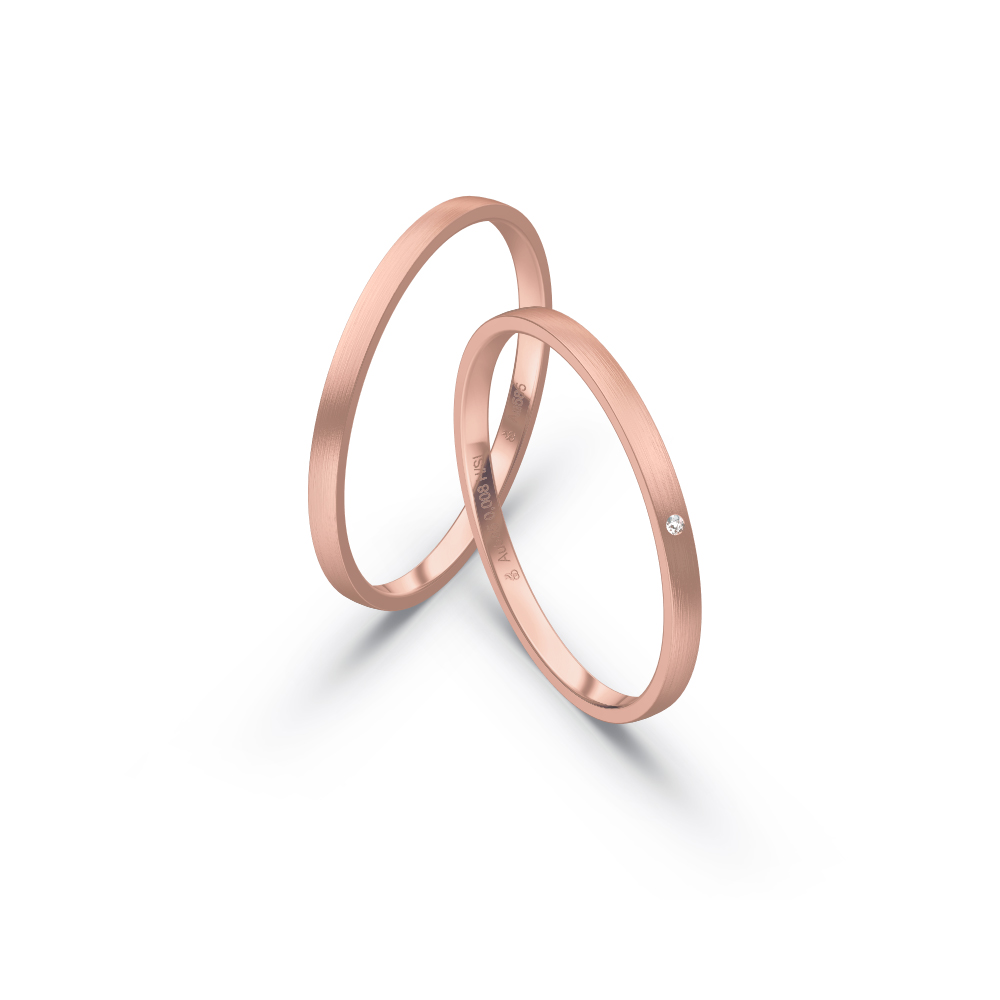 Aufnahme von schmalen Eheringen aus Rosegold in 1,5 mm Breite mit Längsmattierung und Diamant