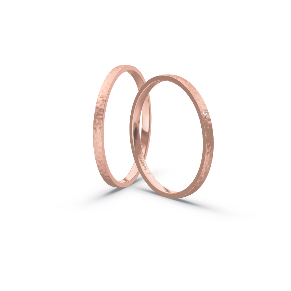 Aufnahme von schmalen Eheringen aus Rosegold in 1,5 mm Breite mit Hammerschlag und Diamant 