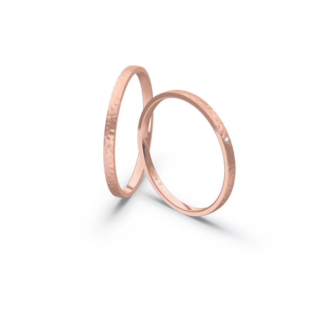 Aufnahme von schmalen Eheringen aus Rosegold in 1,5 mm Breite mit Hammerschlag und Diamant 