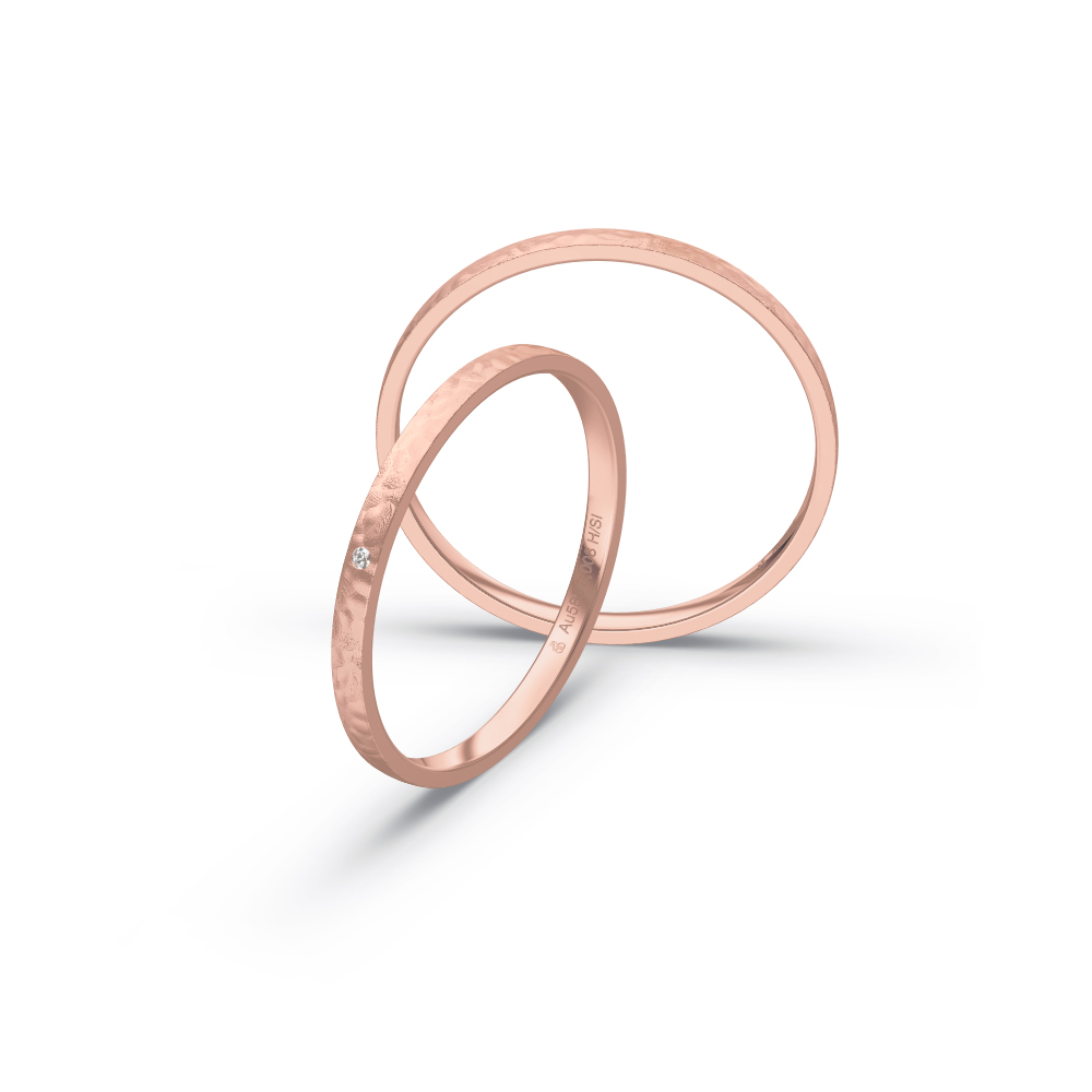 Aufnahme von schmalen Eheringen aus Rosegold in 1,5 mm Breite mit Hammerschlag und Diamant 