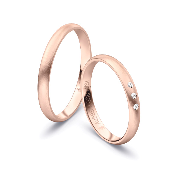 Aufnahme von längsmattierten Rosegold Eheringen mit 3 Diamanten in 2,5 mm Breite