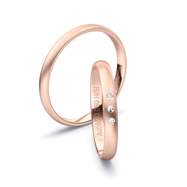 Aufnahme von längsmattierten Rosegold Eheringen mit 3 Diamanten in 2,5 mm Breite