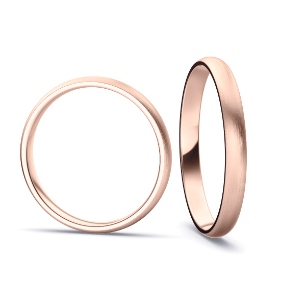 Aufnahme von längsmattierten Rosegold Eheringen mit 3 Diamanten in 2,5 mm Breite