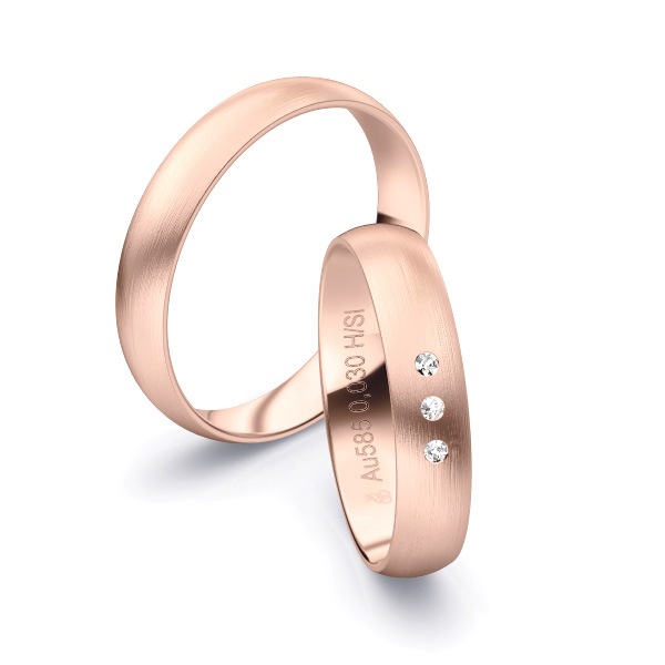 Aufnahme von längsmatten Rosegold Eheringen mit 3 Diamanten in 4 mm Breite