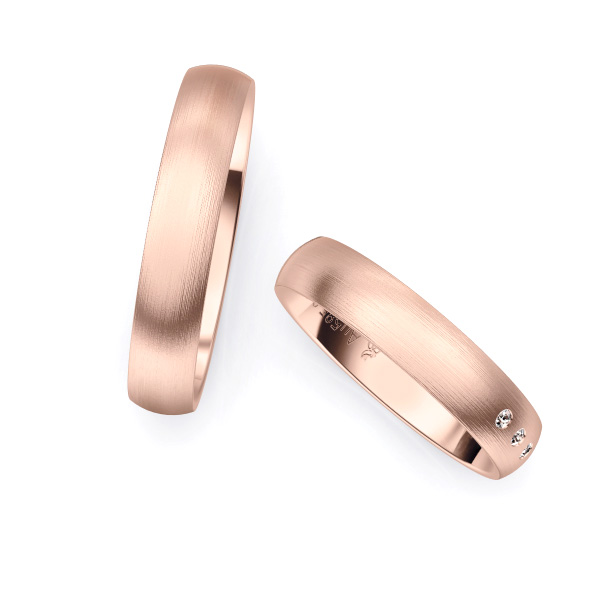 Aufnahme von längsmatten Rosegold Eheringen mit 3 Diamanten in 4 mm Breite