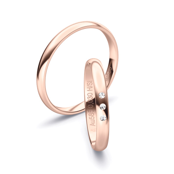 Aufnahme von polierten Rosegold Eheringen mit 3 Diamanten in 2,5 mm Breite 