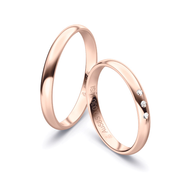 Aufnahme von polierten Rosegold Eheringen mit 3 Diamanten in 2,5 mm Breite