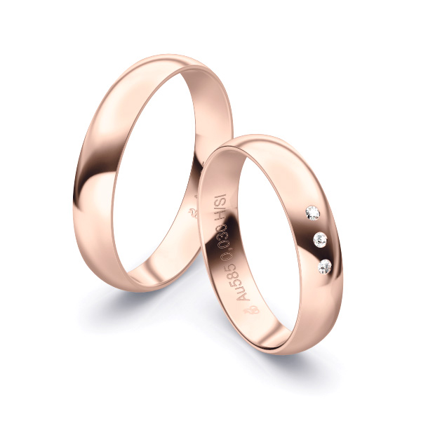 Aufnahme von polierten Rosegold Eheringen mit 3 Diamanten in 4 mm Breite