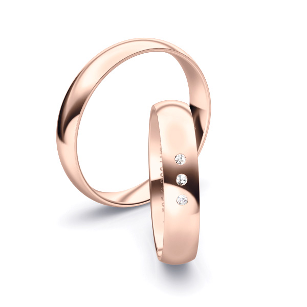 Aufnahme von polierten Rosegold Eheringen mit 3 Diamanten in 4 mm Breite