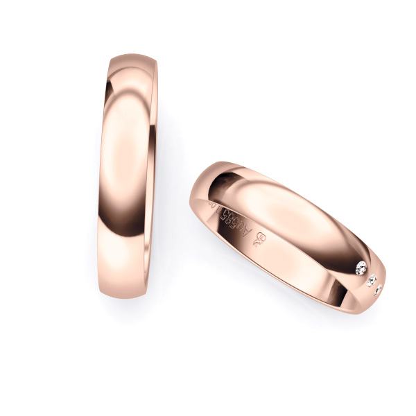 Aufnahme von polierten Rosegold Eheringen mit 3 Diamanten in 4 mm Breite