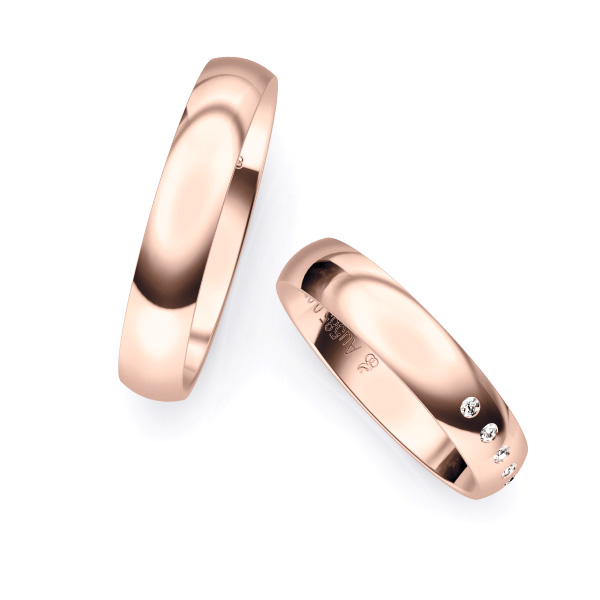 Aufnahme von polierten Rosegold Eheringen mit 5 Diamanten in 4 mm Breite