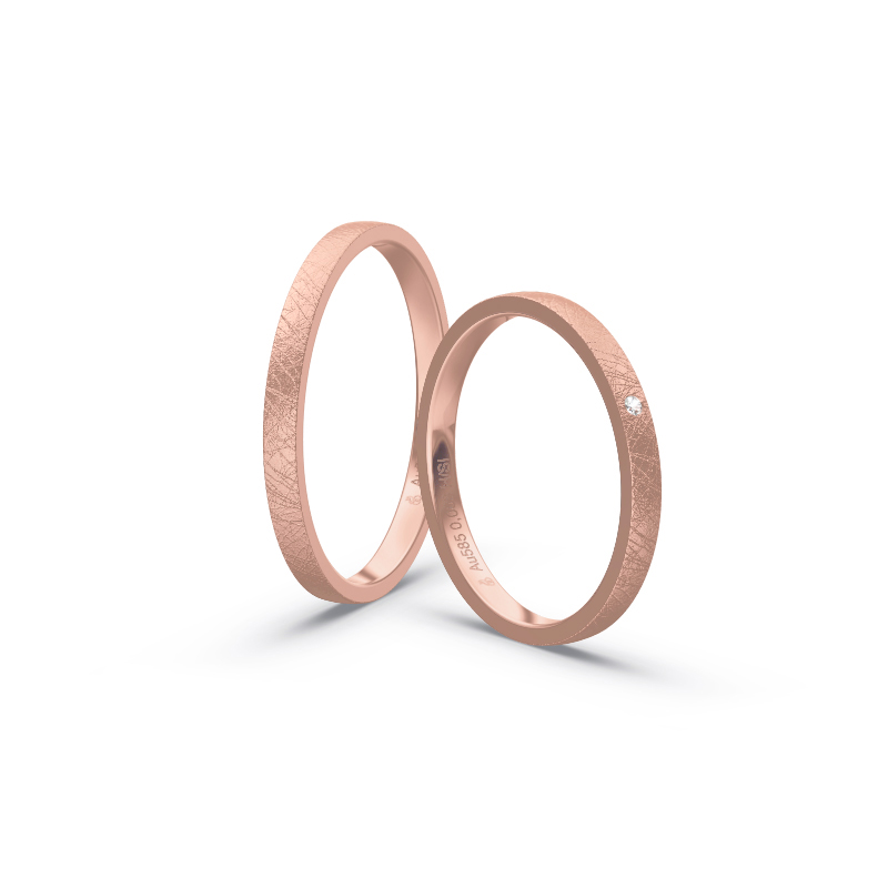 Aufnahme von schmalen Eheringen aus Rosegold in 2 mm Breite mit Diamant und Eismattierung 