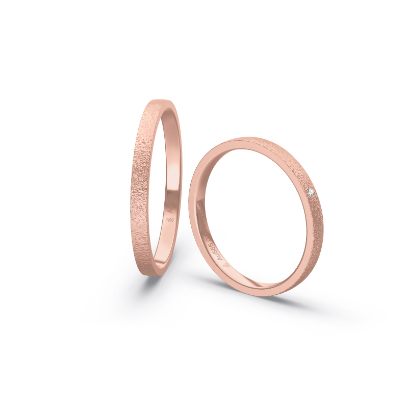 Aufnahme von schmalen Eheringen aus Rosegold in 2 mm Breite mit Diamant und Körnung 