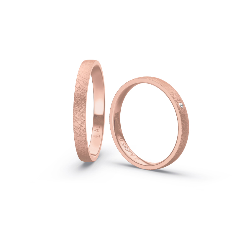 Aufnahme von schmalen Eheringen aus Rosegold in 2,5 mm Breite mit Diamant und Eismattierung 