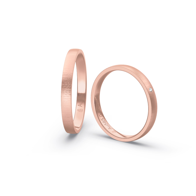 Aufnahme von schmalen Eheringen aus Rosegold in 2,5 mm Breite mit Diamant und Querbürstung 