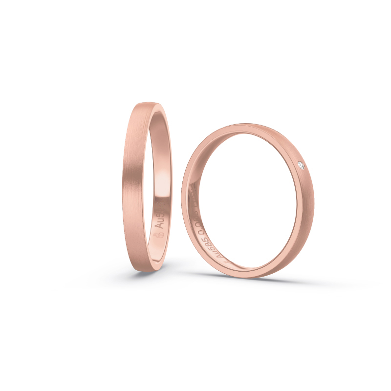 Aufnahme von schmalen Eheringen aus Rosegold in 2,5 mm Breite mit Diamant und Mattierung 