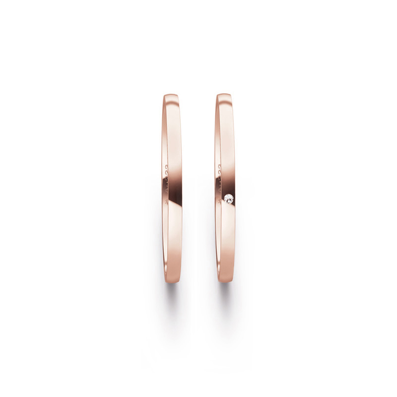 Aufnahme von schmalen Eheringen aus Roségold in 1,5 mm Breite mit Diamant und Polierung 