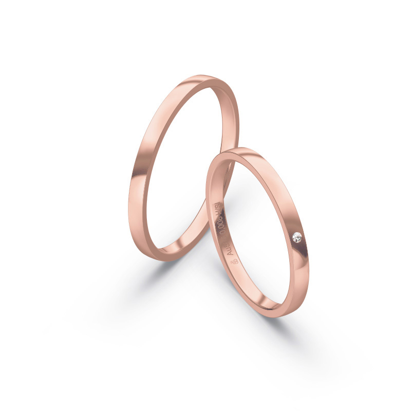 Aufnahme von schmalen Eheringen aus Roségold in 2 mm Breite mit Diamant und Polierung 