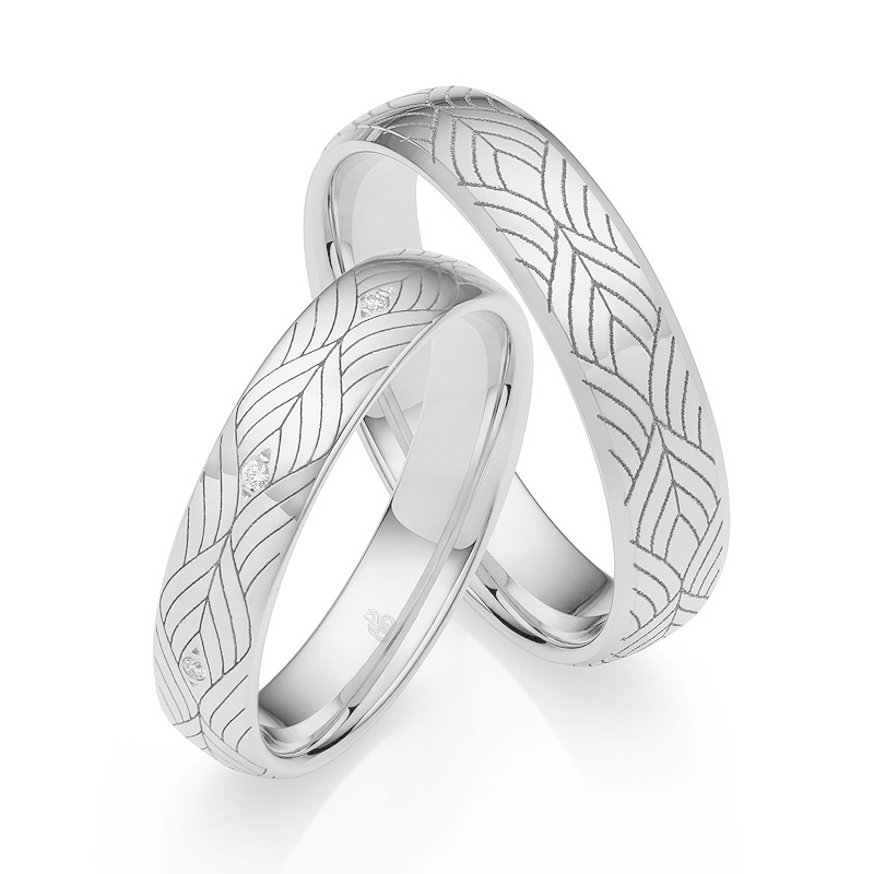 Platin Eheringe mit Art Deco Design mit 8 Diamanten um Ringschiene