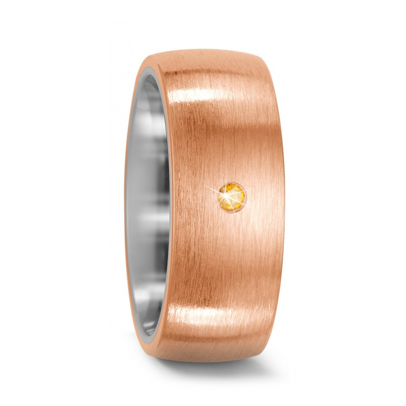 Aufnahme von Titan-Bronze Partnerringen mit Mattierung und cognac Diamanten